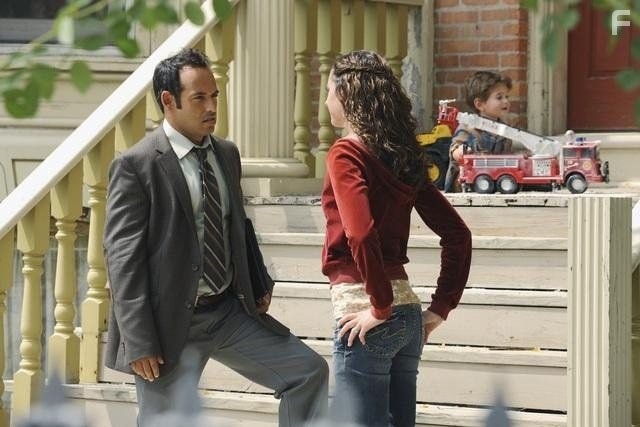 Shaun Majumder and Melissa Bowers in 187 Детройт (2010)