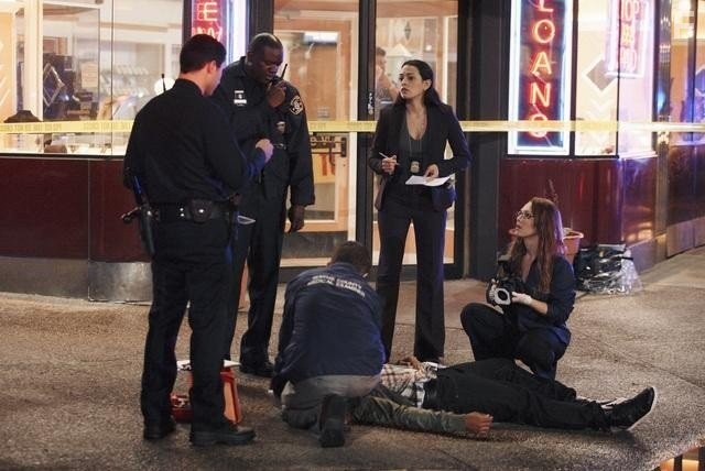 Erin Cummings and Natalie Martinez in 187 Детройт (2010)