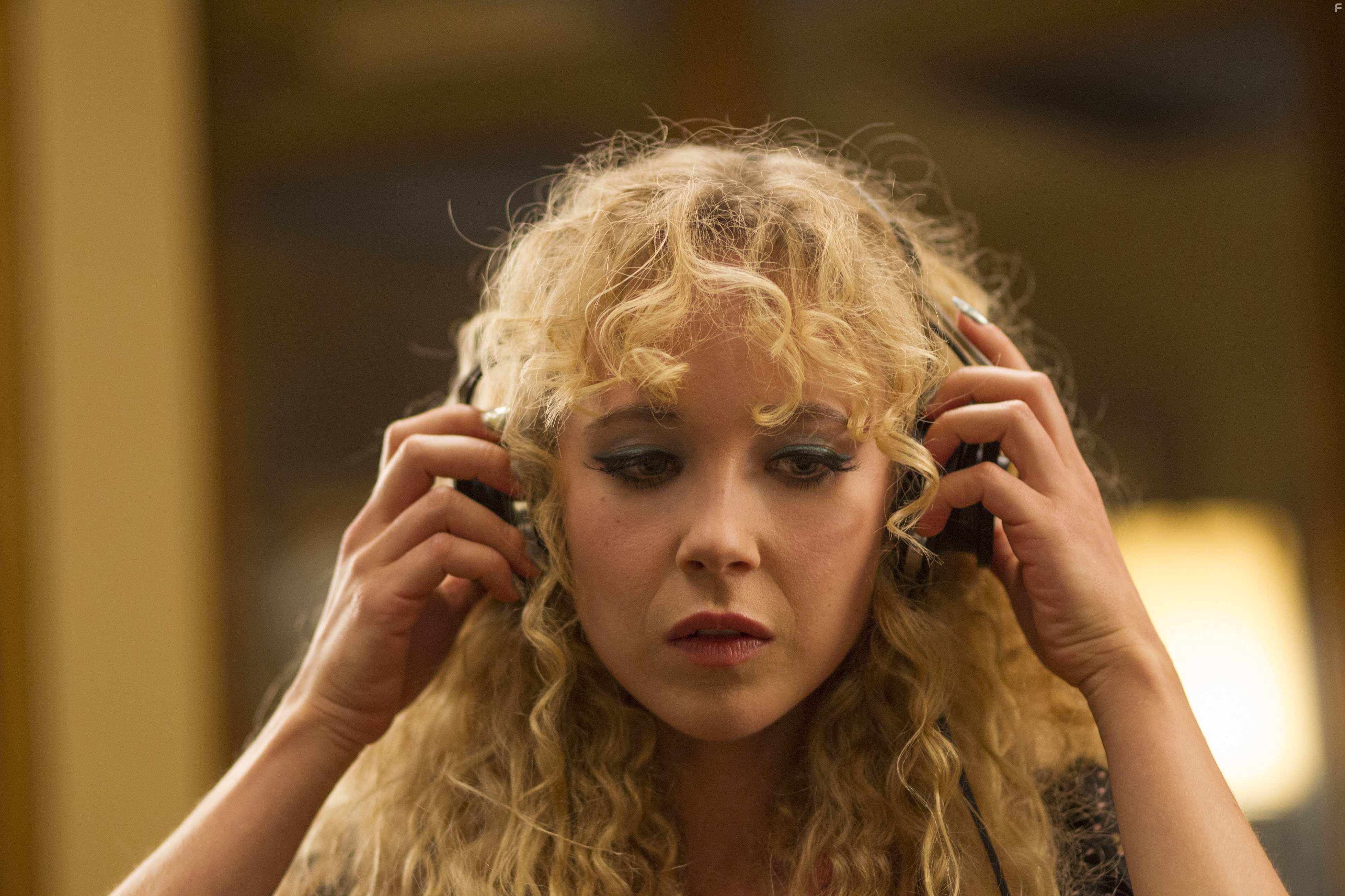 Juno Temple in Винил (2016)