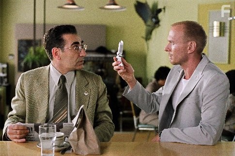 Luke Goss and Eugene Levy in Тот самый человек (2005)