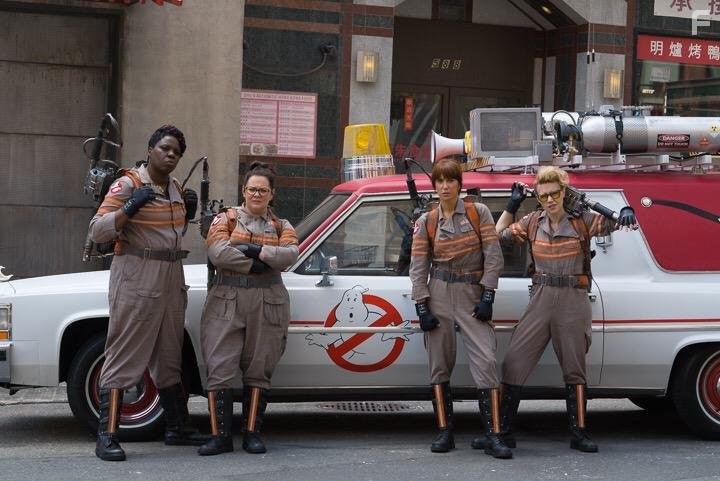 Leslie Jones, Melissa McCarthy, Kate McKinnon, and Kristen Wiig in Охотники за привидениями (2016)