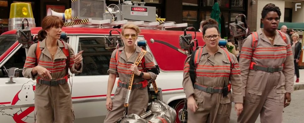 Leslie Jones, Melissa McCarthy, Kate McKinnon, and Kristen Wiig in Охотники за привидениями (2016)
