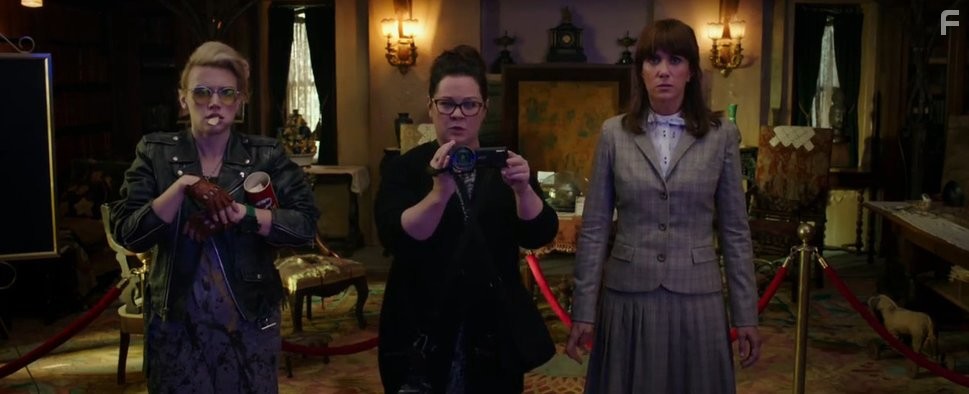 Melissa McCarthy, Kate McKinnon, and Kristen Wiig in Охотники за привидениями (2016)