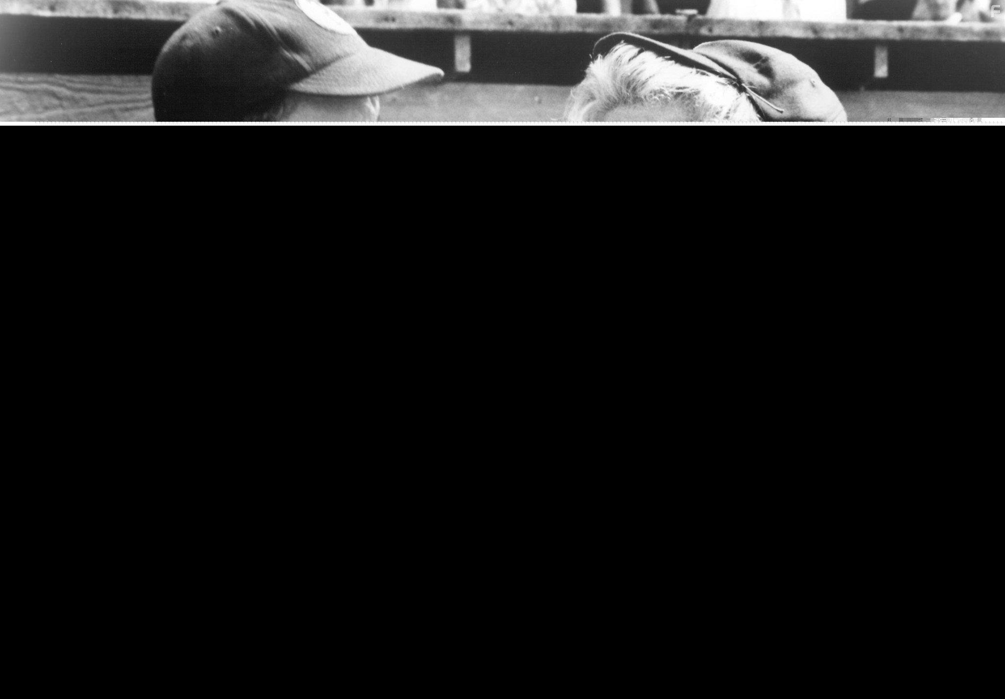 Tom Hanks and Bitty Schram in Их собственная лига (1992)