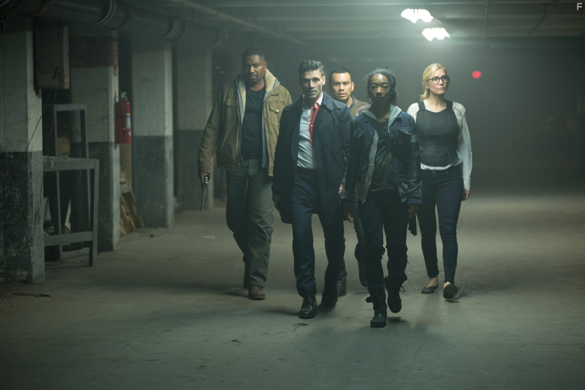 Edwin Hodge, Elizabeth Mitchell, Mykelti Williamson, Joseph Julian Soria, and Betty Gabriel in Судная ночь 3 (2016)