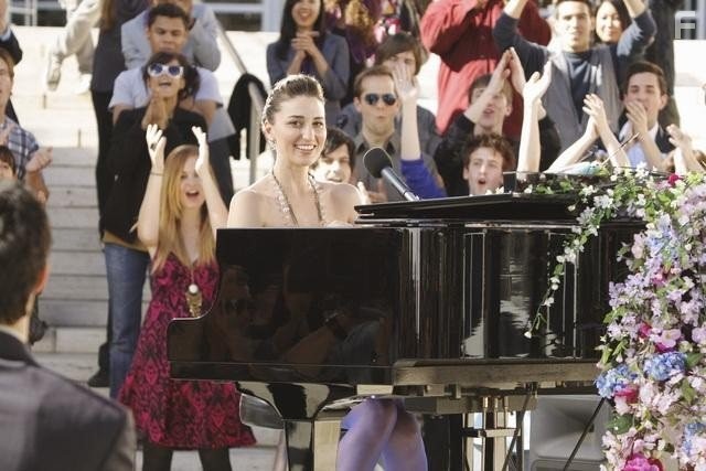 Sara Bareilles in Необычная семья (2010)