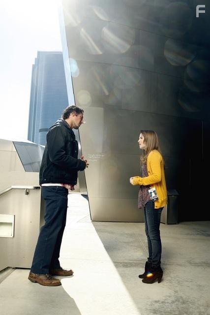 Eric Balfour and Kay Panabaker in Необычная семья (2010)