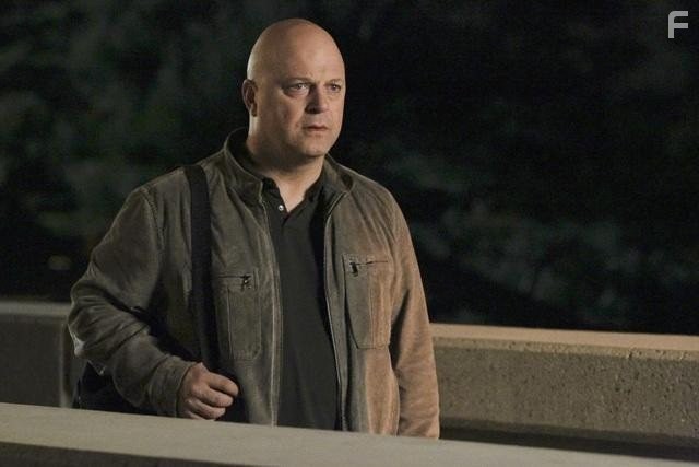 Michael Chiklis in Необычная семья (2010)