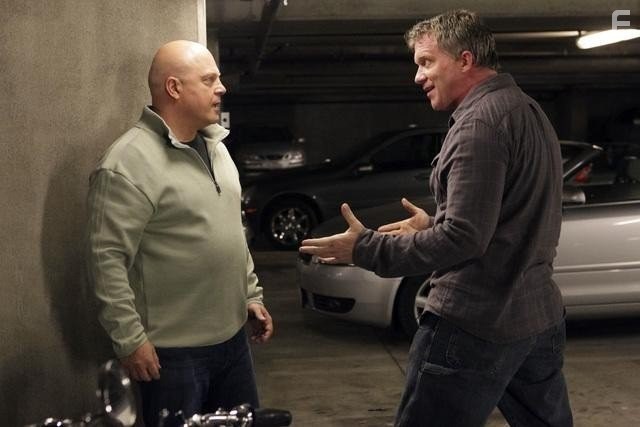 Anthony Michael Hall and Michael Chiklis in Необычная семья (2010)