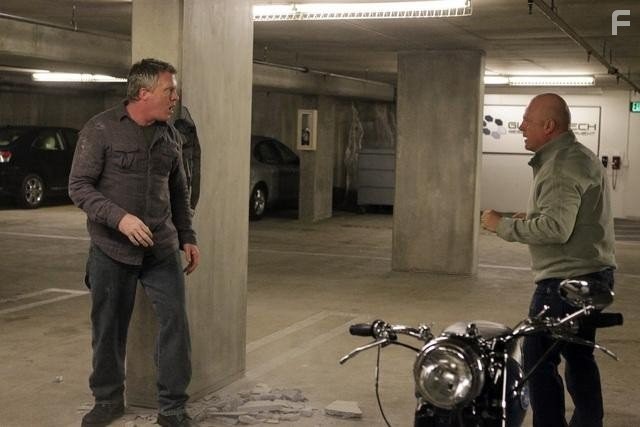 Anthony Michael Hall and Michael Chiklis in Необычная семья (2010)