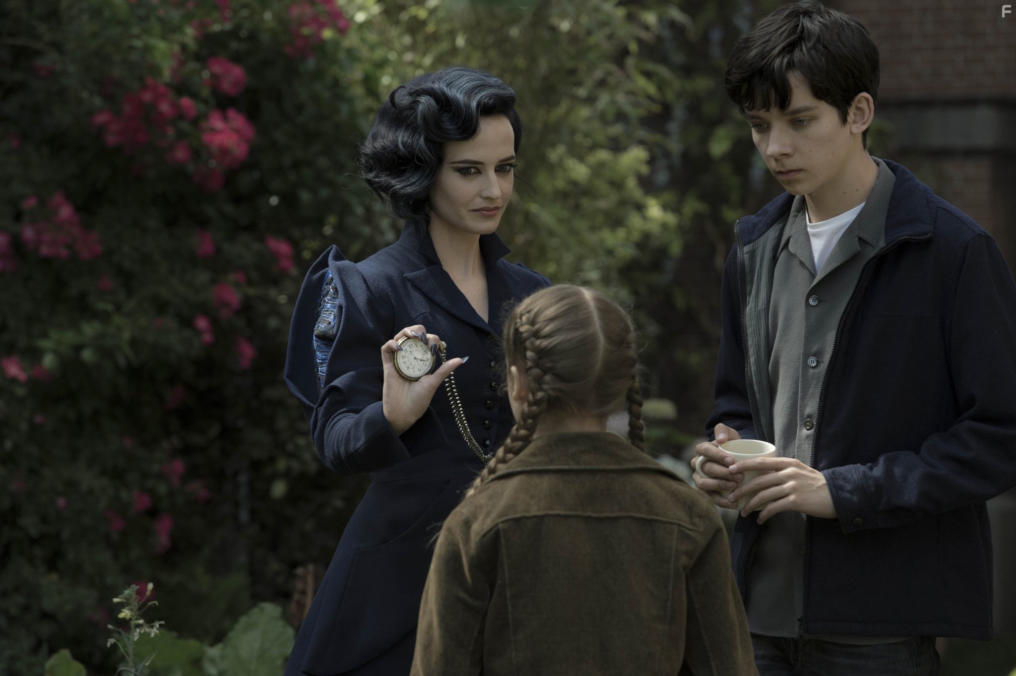 Eva Green, Asa Butterfield, and Georgia Pemberton in Дом странных детей Мисс Перегрин (2016)