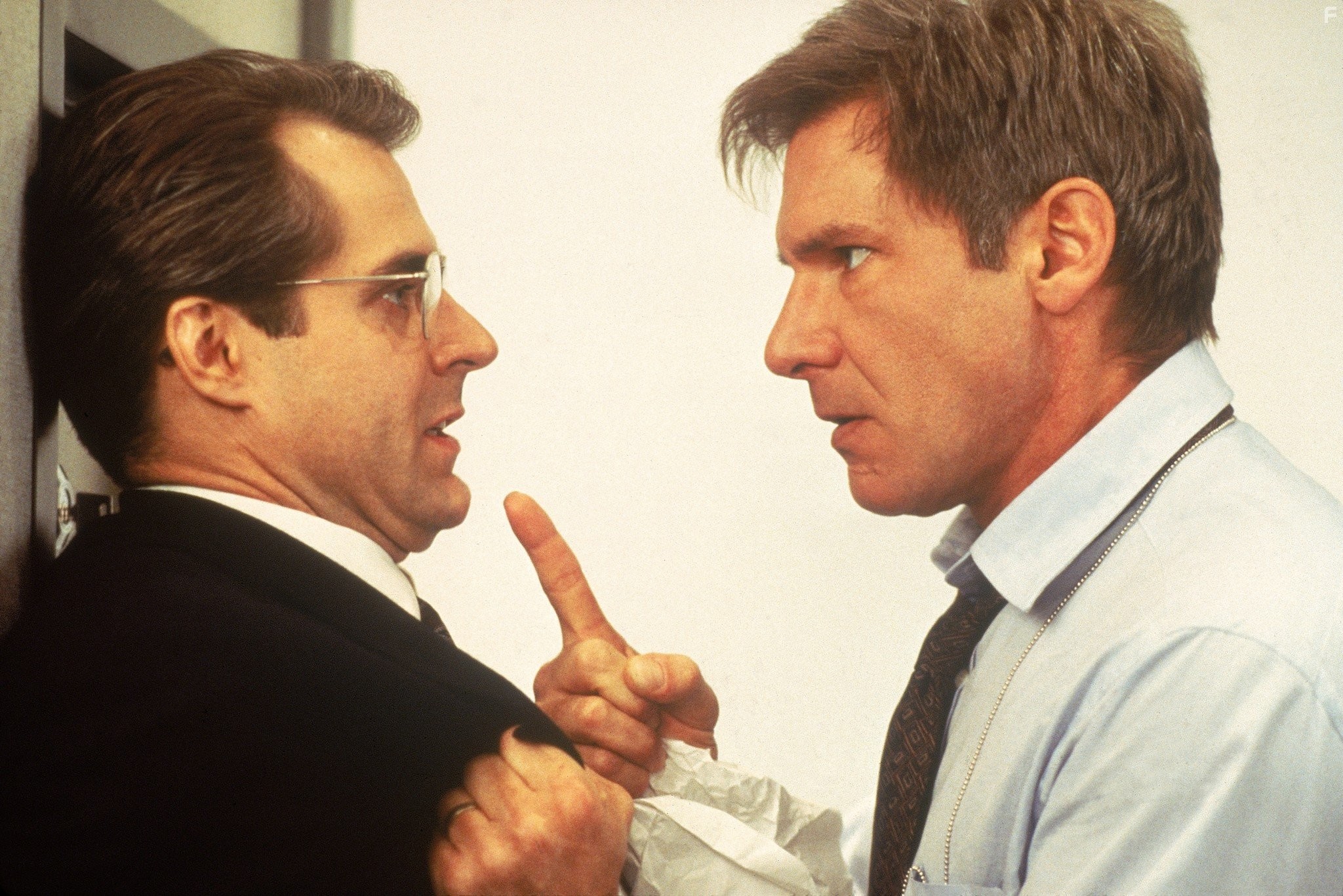 Harrison Ford and Henry Czerny in Прямая и явная угроза (1994)