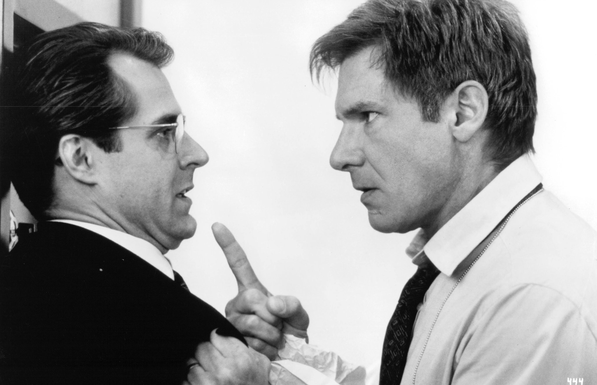 Harrison Ford and Henry Czerny in Прямая и явная угроза (1994)