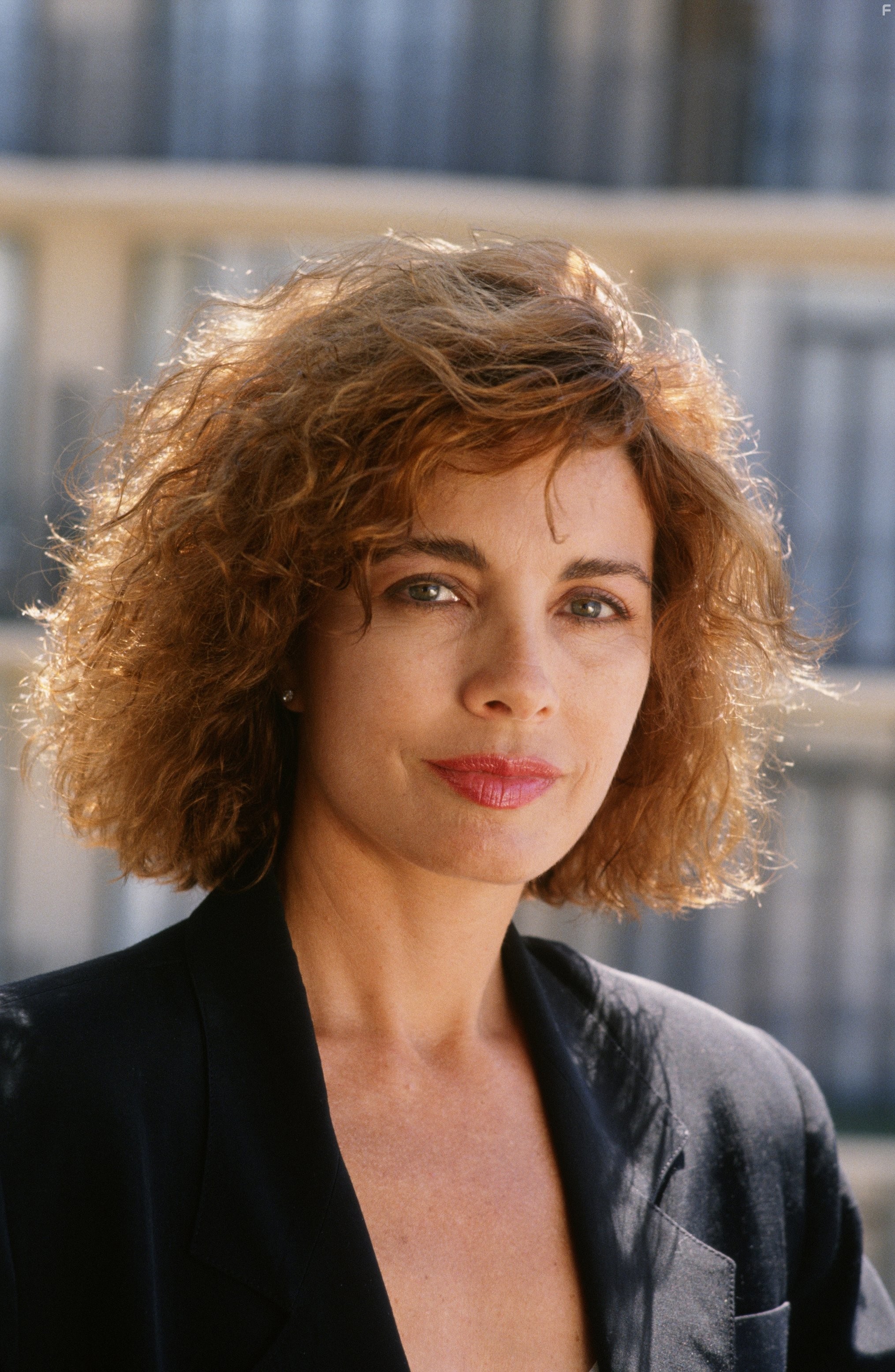 Anne Archer in Прямая и явная угроза (1994)