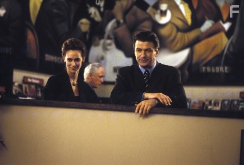 Alec Baldwin and Jennifer Love Hewitt in Дьявол и Дэниэл Уэбстер (2003)
