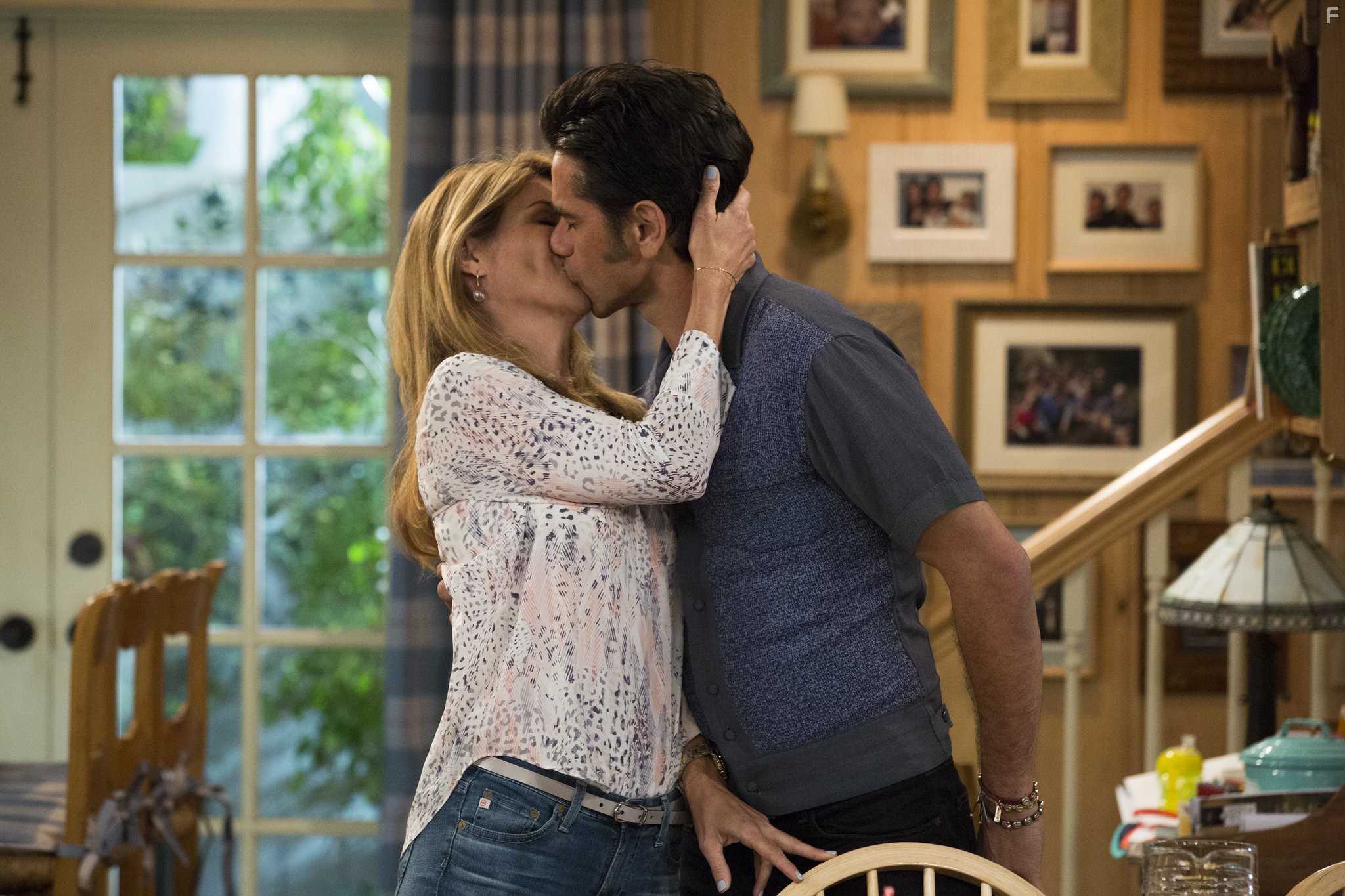 John Stamos and Lori Loughlin in Более полный дом (2016)