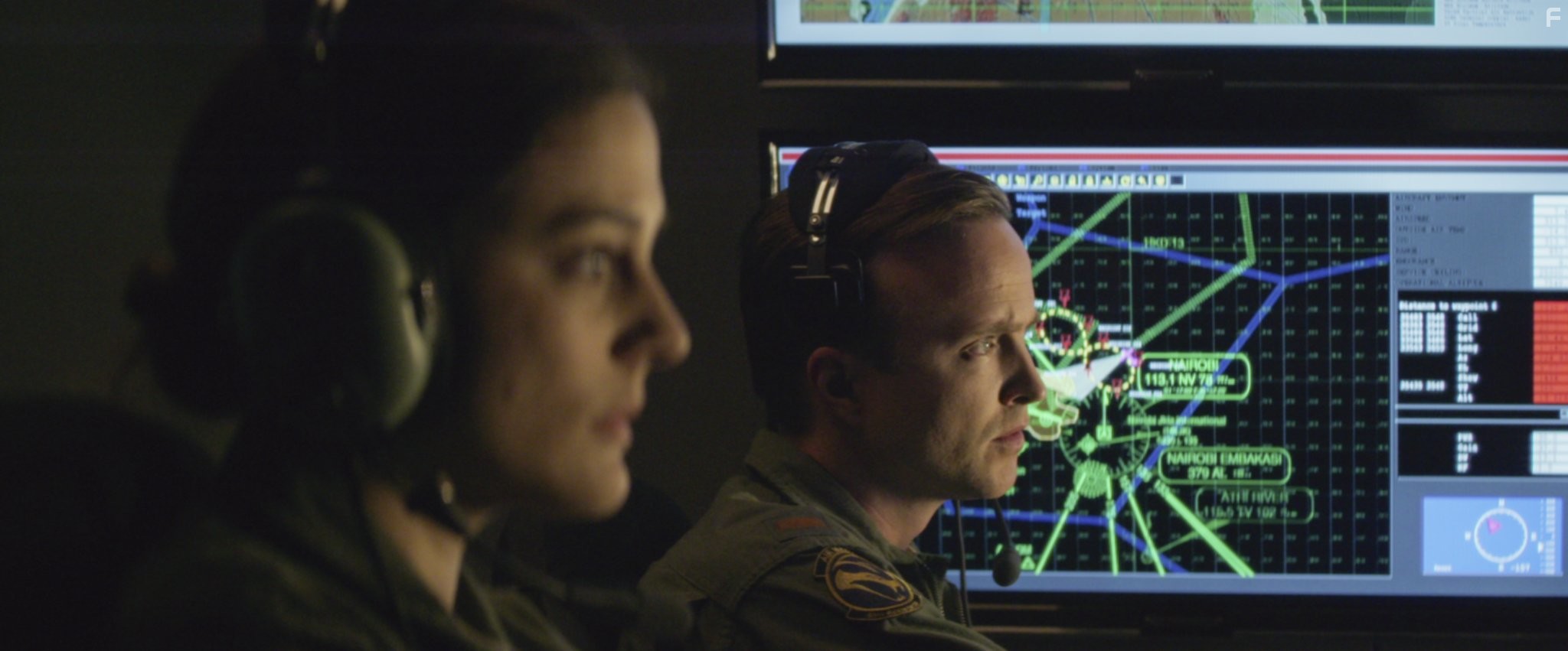 Aaron Paul and Phoebe Fox in Всевидящее око (2015)