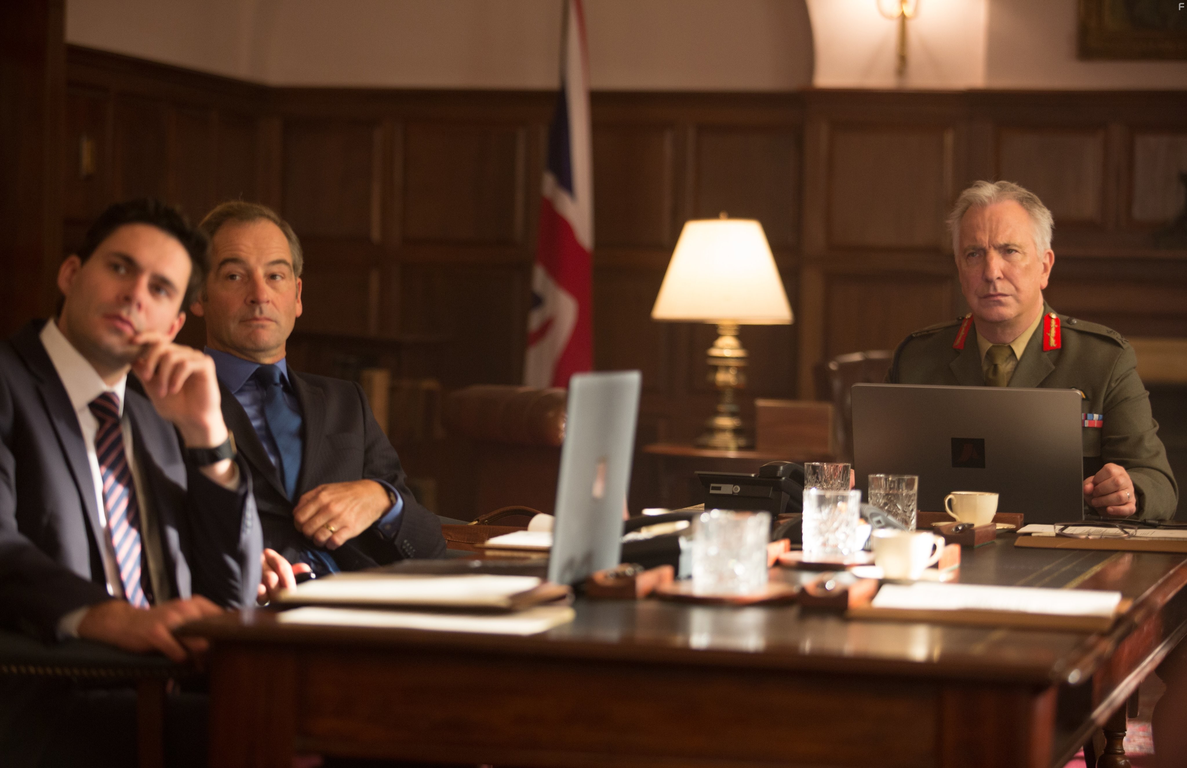 Jeremy Northam, Alan Rickman, and Francis Chouler in Всевидящее око (2015)
