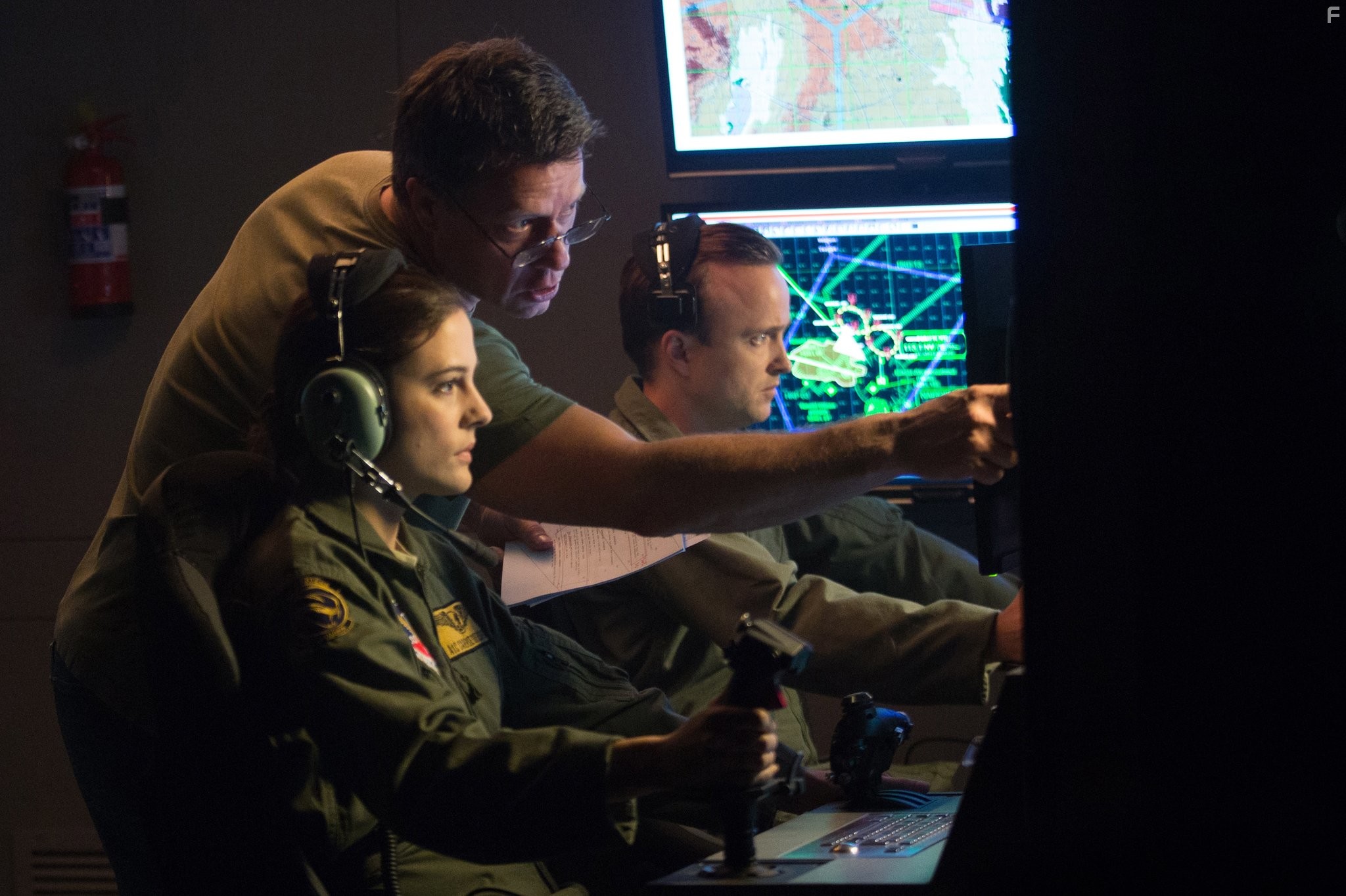 Gavin Hood, Aaron Paul, and Phoebe Fox in Всевидящее око (2015)