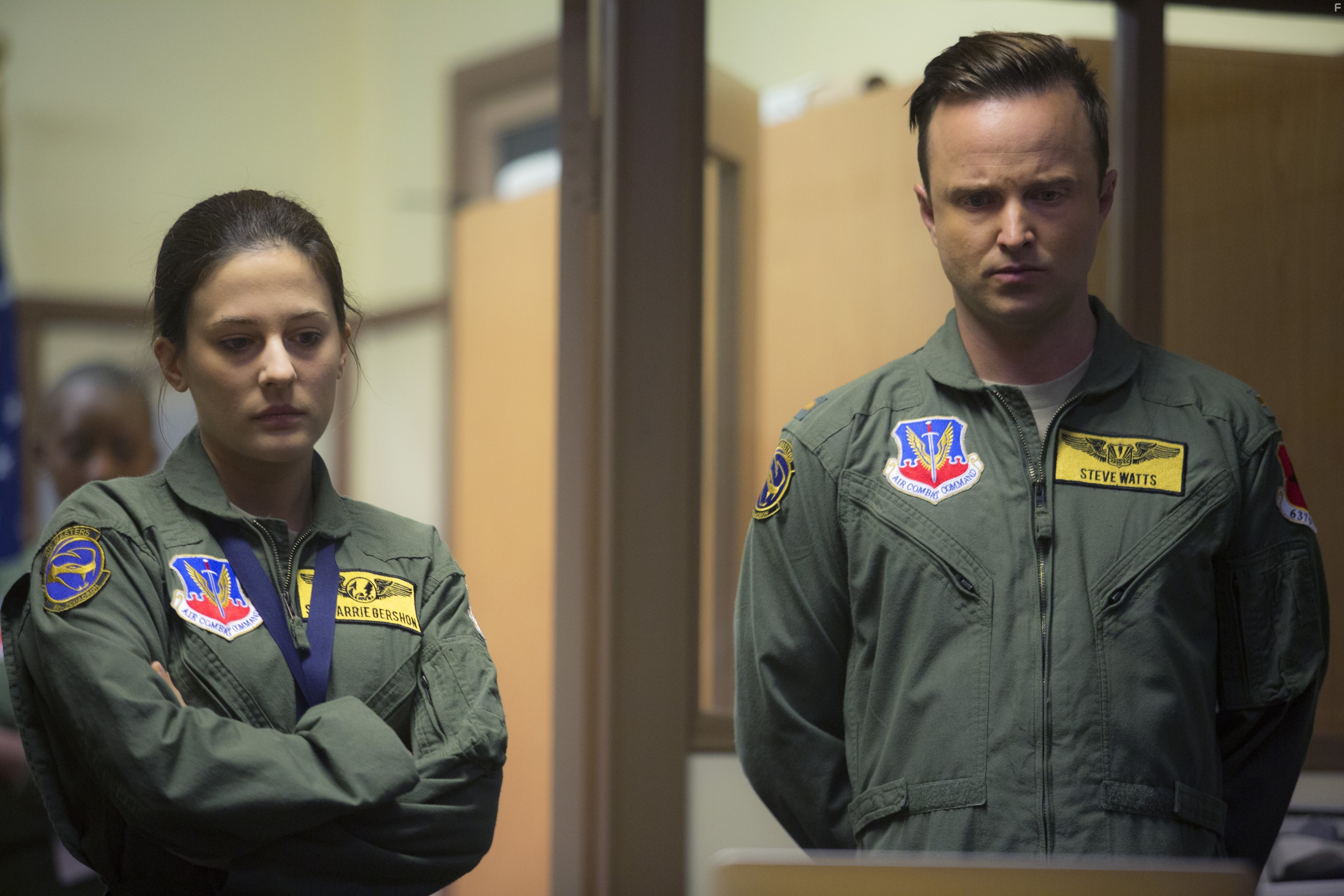 Aaron Paul and Phoebe Fox in Всевидящее око (2015)