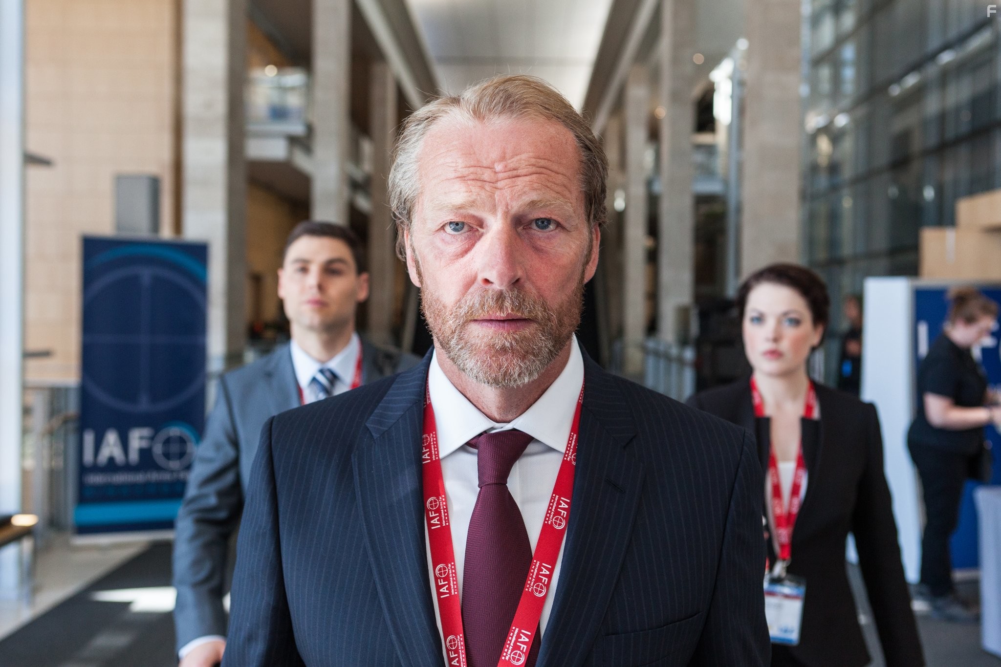 Iain Glen, Daniel Fox, and Jessica Jones in Всевидящее око (2015)