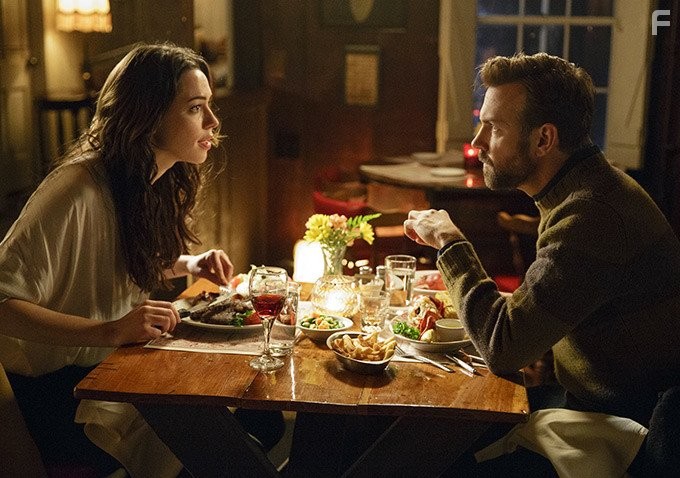 Rebecca Hall and Jason Sudeikis in Обветшалый (2015)