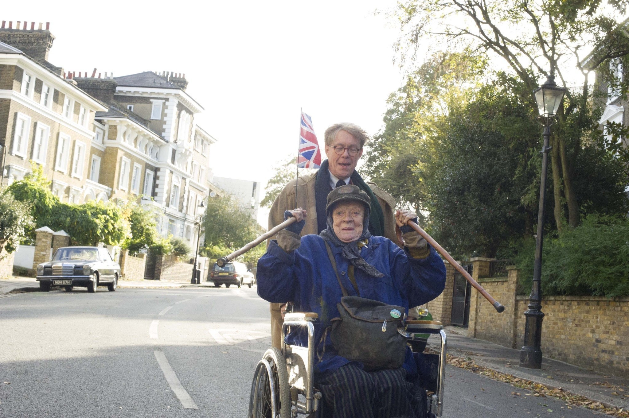 Maggie Smith and Alex Jennings in Леди в фургоне (2015)