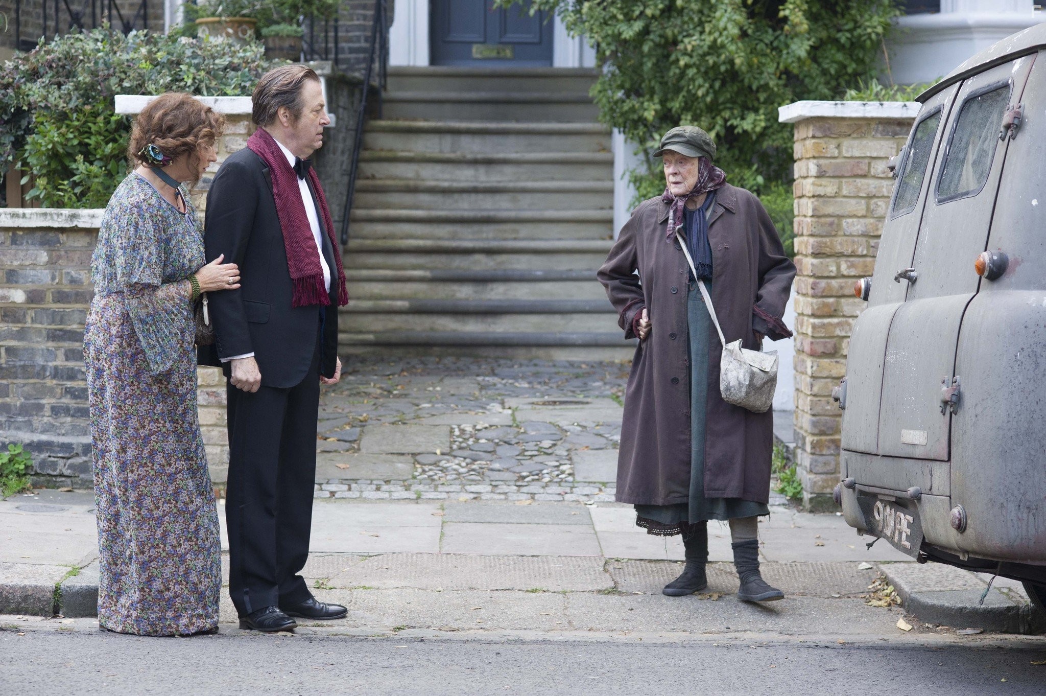 Maggie Smith, Roger Allam, and Deborah Findlay in Леди в фургоне (2015)