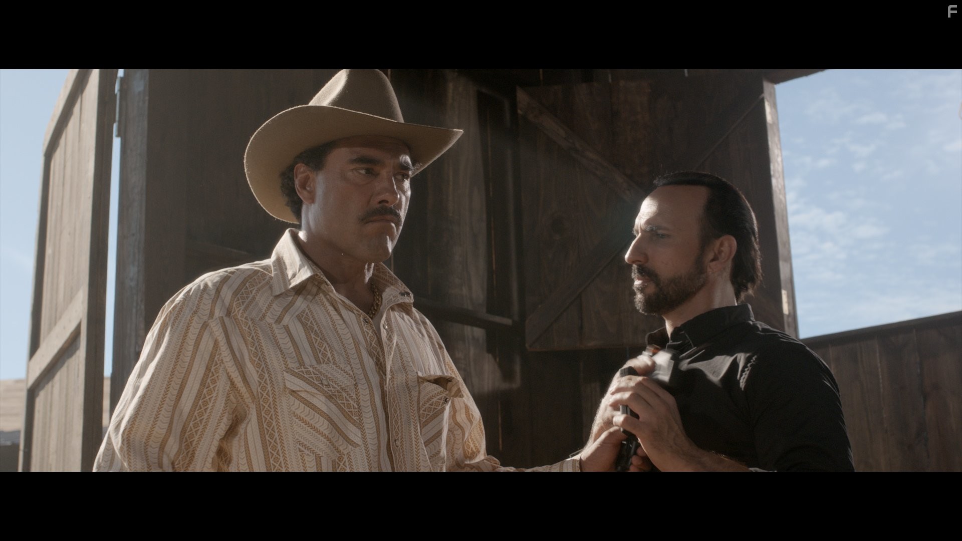 Eduardo Y??ez in Ladrones (2015)