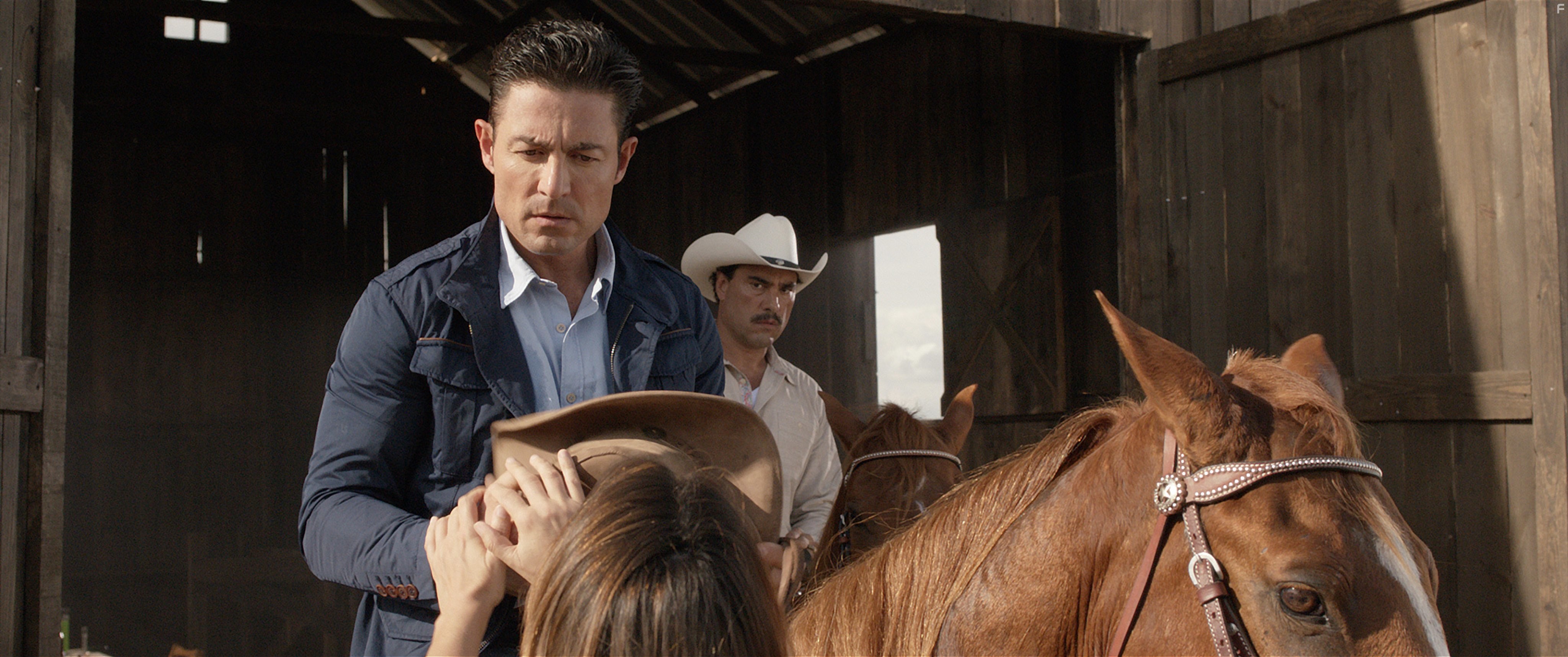 Fernando Colunga and Eduardo Y??ez in Ladrones (2015)