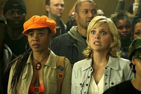Anna Faris and Regina Hall in Очень страшное кино 3 (2003)