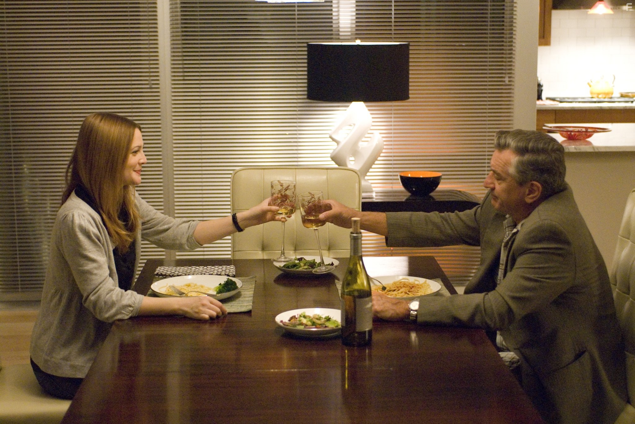 Drew Barrymore and Robert De Niro in Вcё путём (2009)