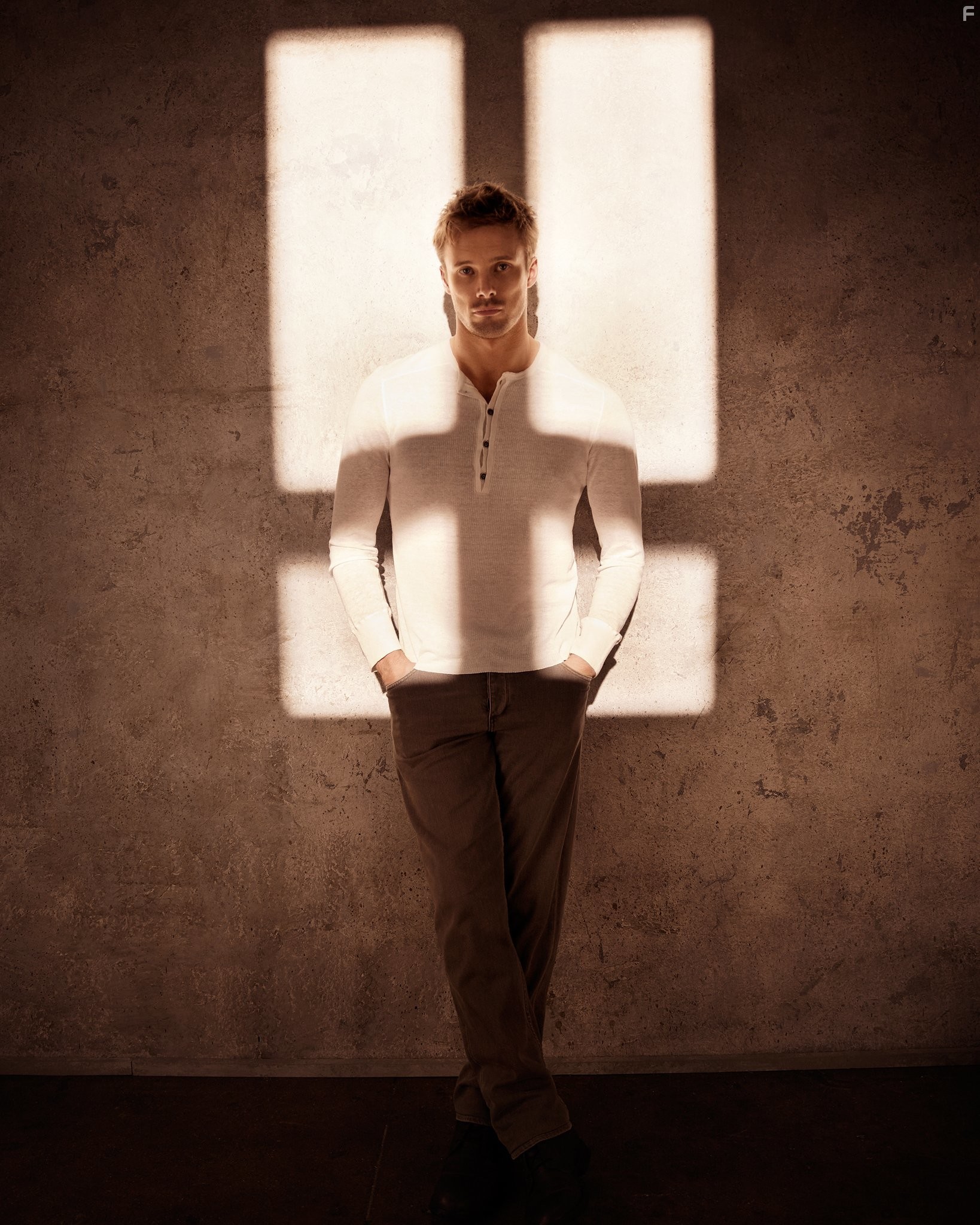 Bradley James in Дэмиен (2016)