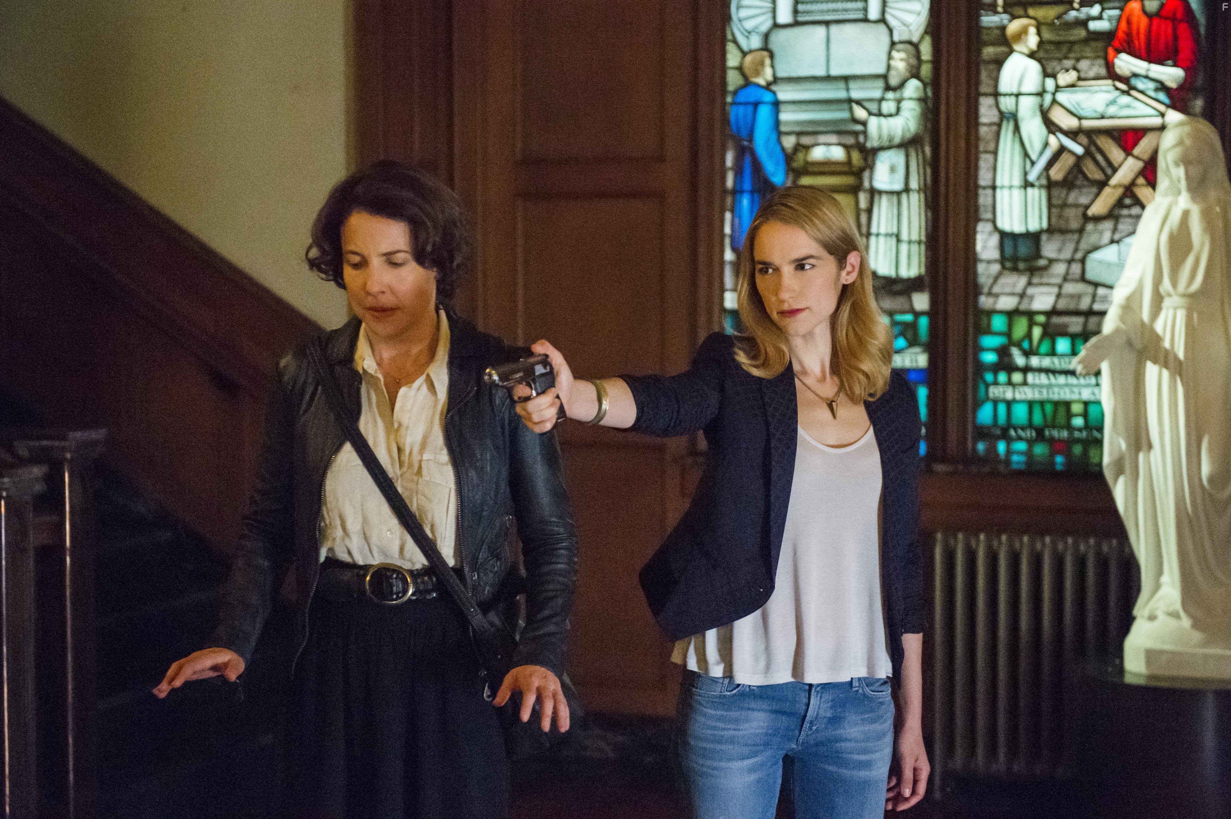 Robin Weigert and Melanie Scrofano in Дэмиен (2016)