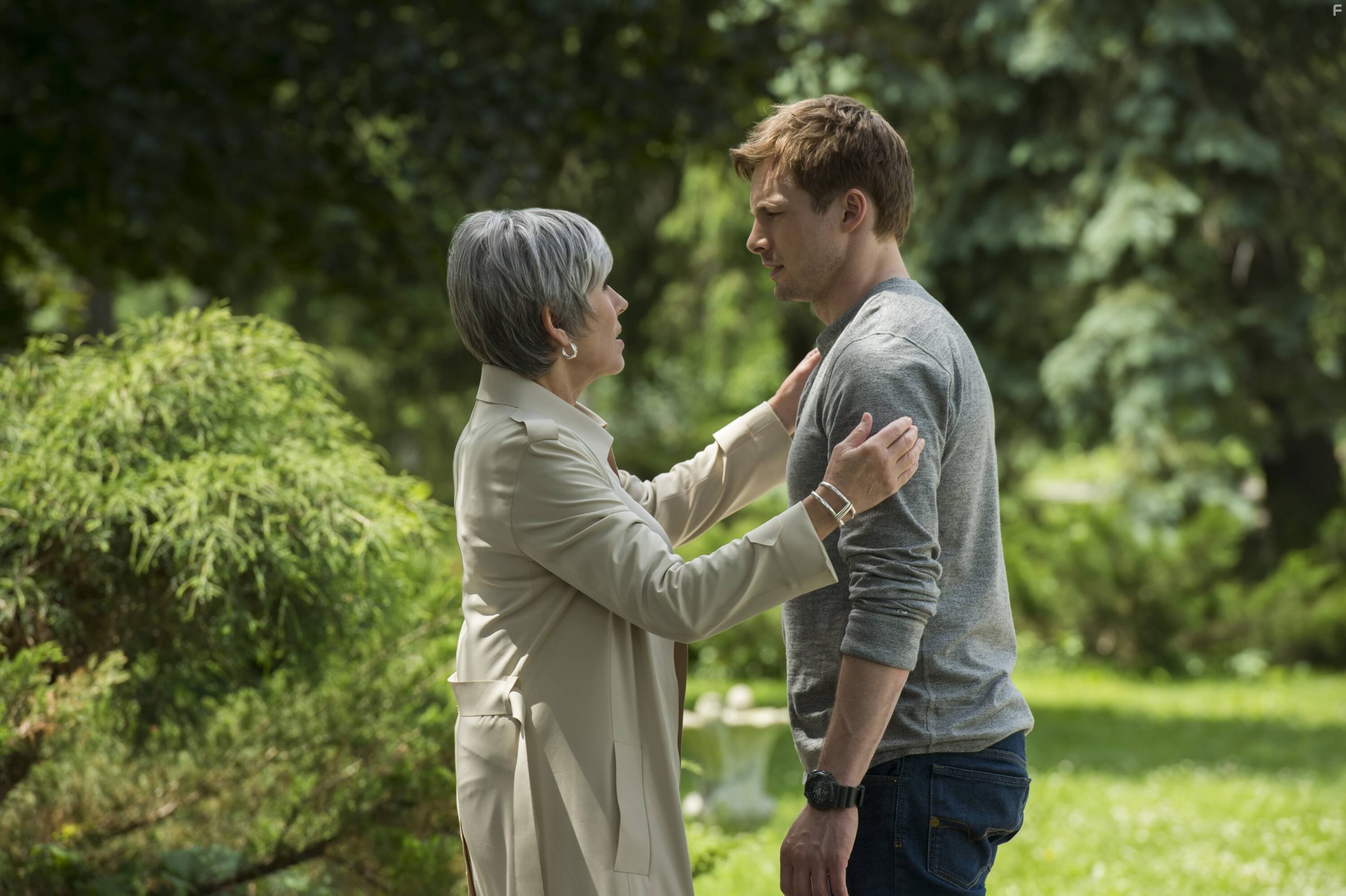 Bess Armstrong and Bradley James in Дэмиен (2016)