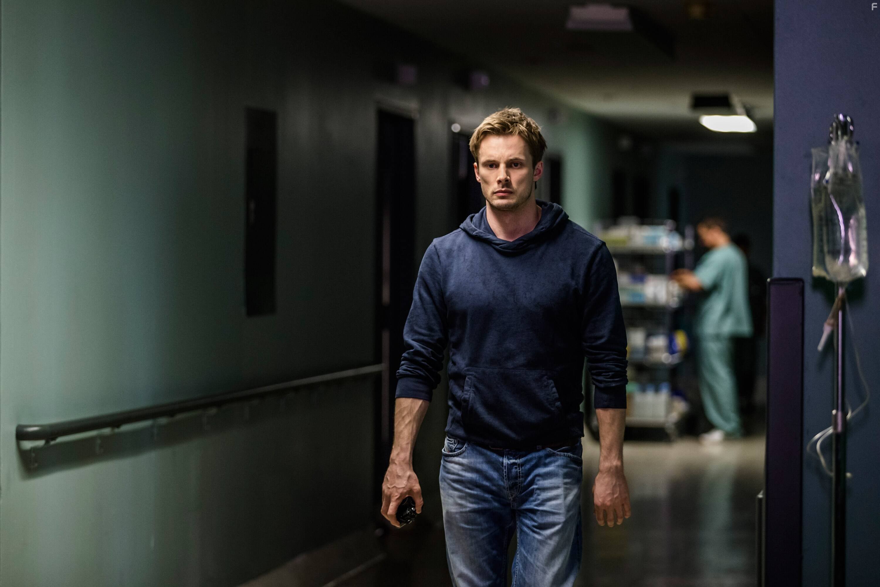 Bradley James in Дэмиен (2016)