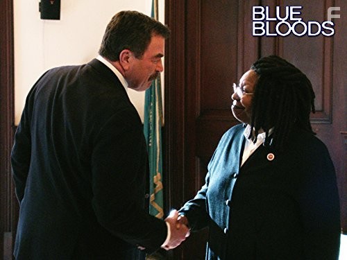 Whoopi Goldberg and Tom Selleck in Голубая кровь (2010)