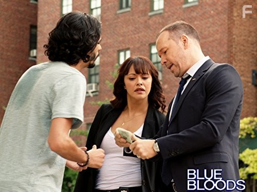 Donnie Wahlberg and Marisa Ramirez in Голубая кровь (2010)