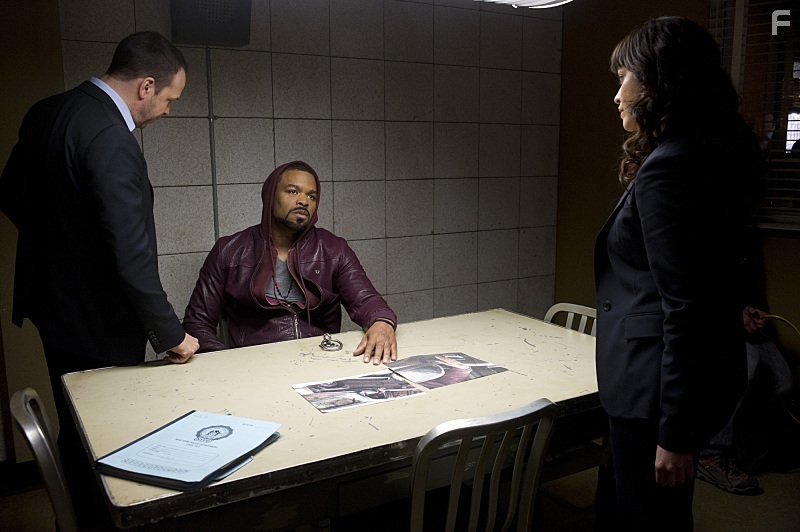 Donnie Wahlberg, Method Man, and Marisa Ramirez in Голубая кровь (2010)