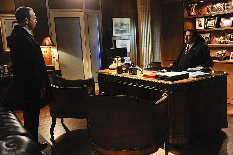 Tom Selleck and Donnie Wahlberg in Голубая кровь (2010)