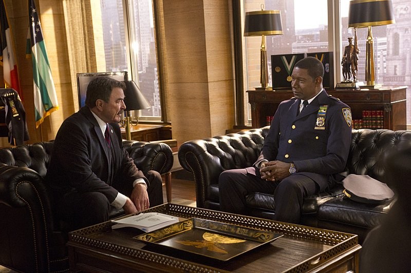 Tom Selleck and Dennis Haysbert in Голубая кровь (2010)