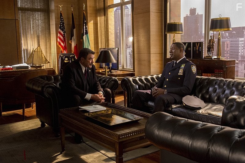 Tom Selleck and Dennis Haysbert in Голубая кровь (2010)