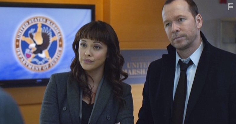 Donnie Wahlberg and Marisa Ramirez in Голубая кровь (2010)