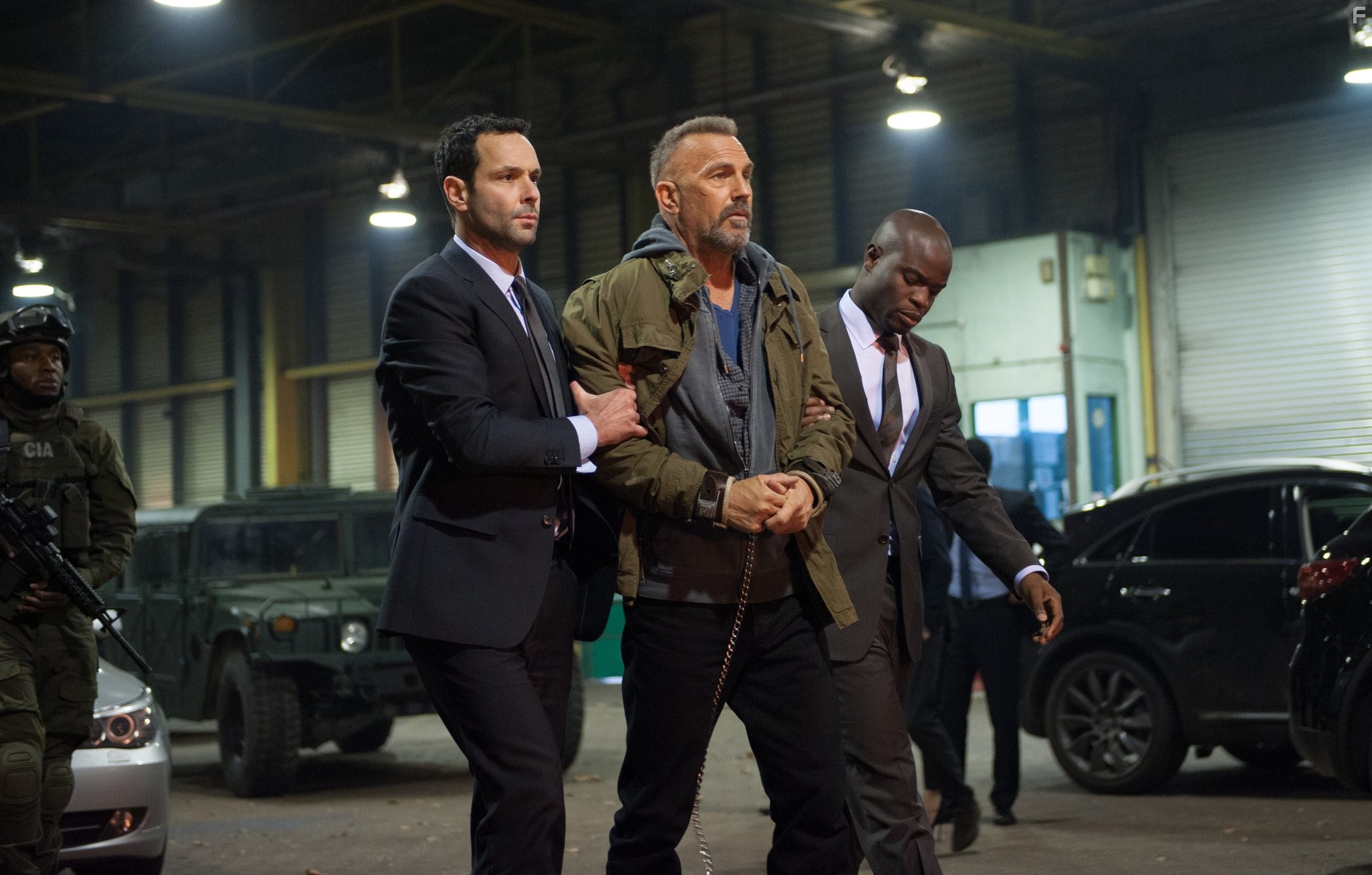 Kevin Costner, Freddy Bosche, and Emmanuel Imani in Преступник (2016)