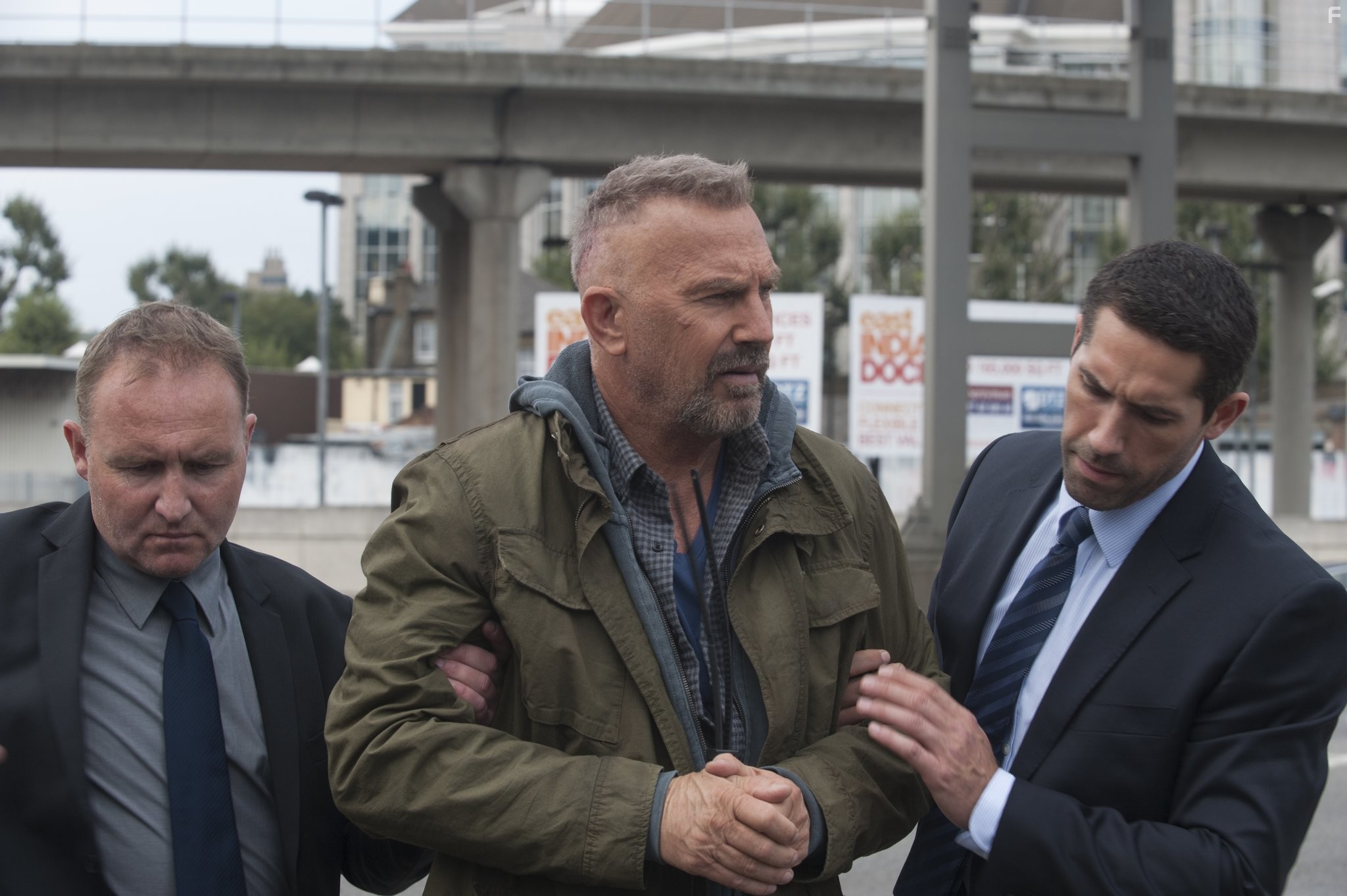 Kevin Costner and Scott Adkins in Преступник (2016)
