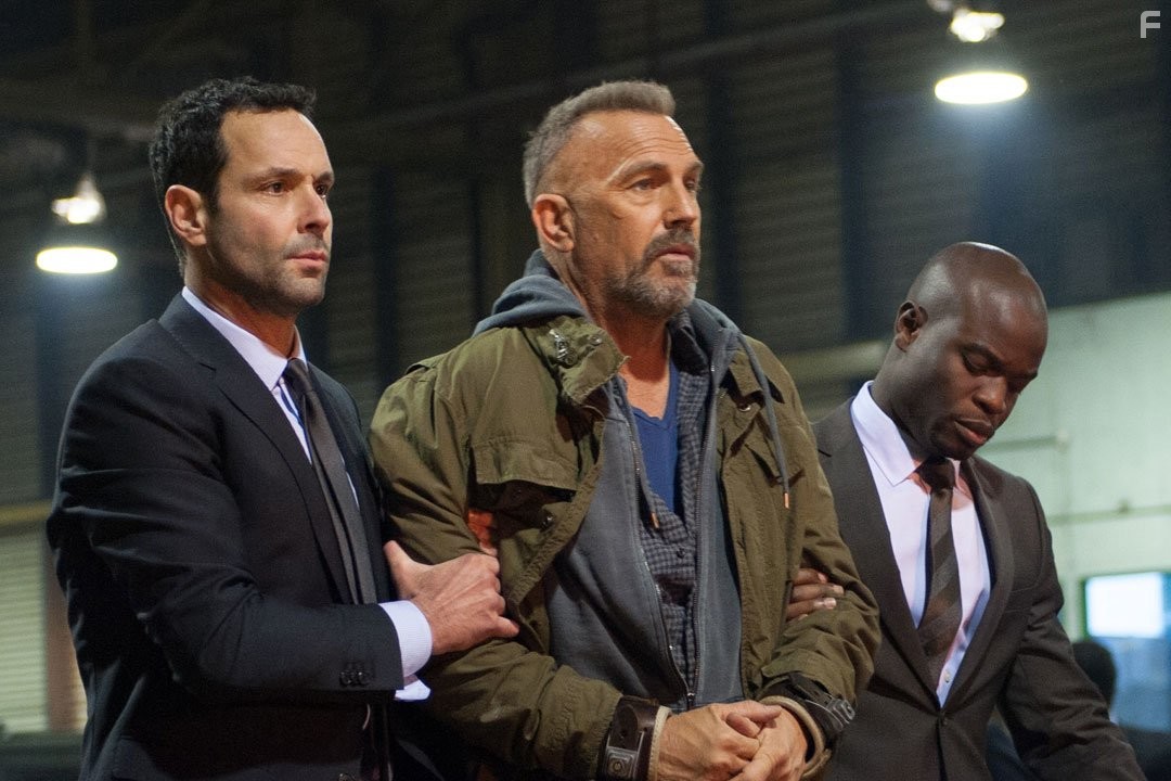 Kevin Costner, Freddy Bosche, and Emmanuel Imani in Преступник (2016)