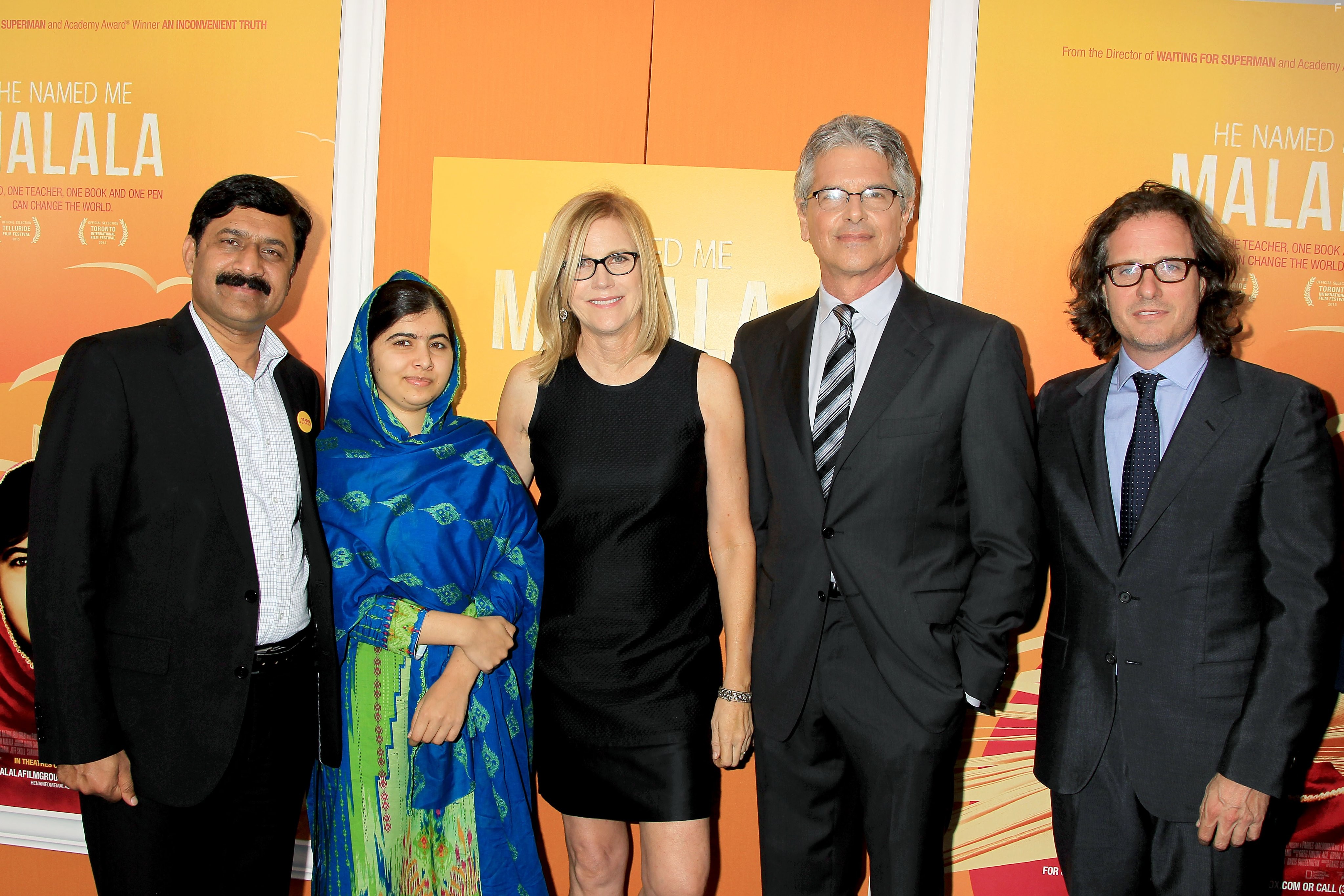 Davis Guggenheim, Laurie MacDonald, Walter F. Parkes, Malala Yousafzai, and Ziauddin Yousafzai in Он назвал меня Малала (2015)