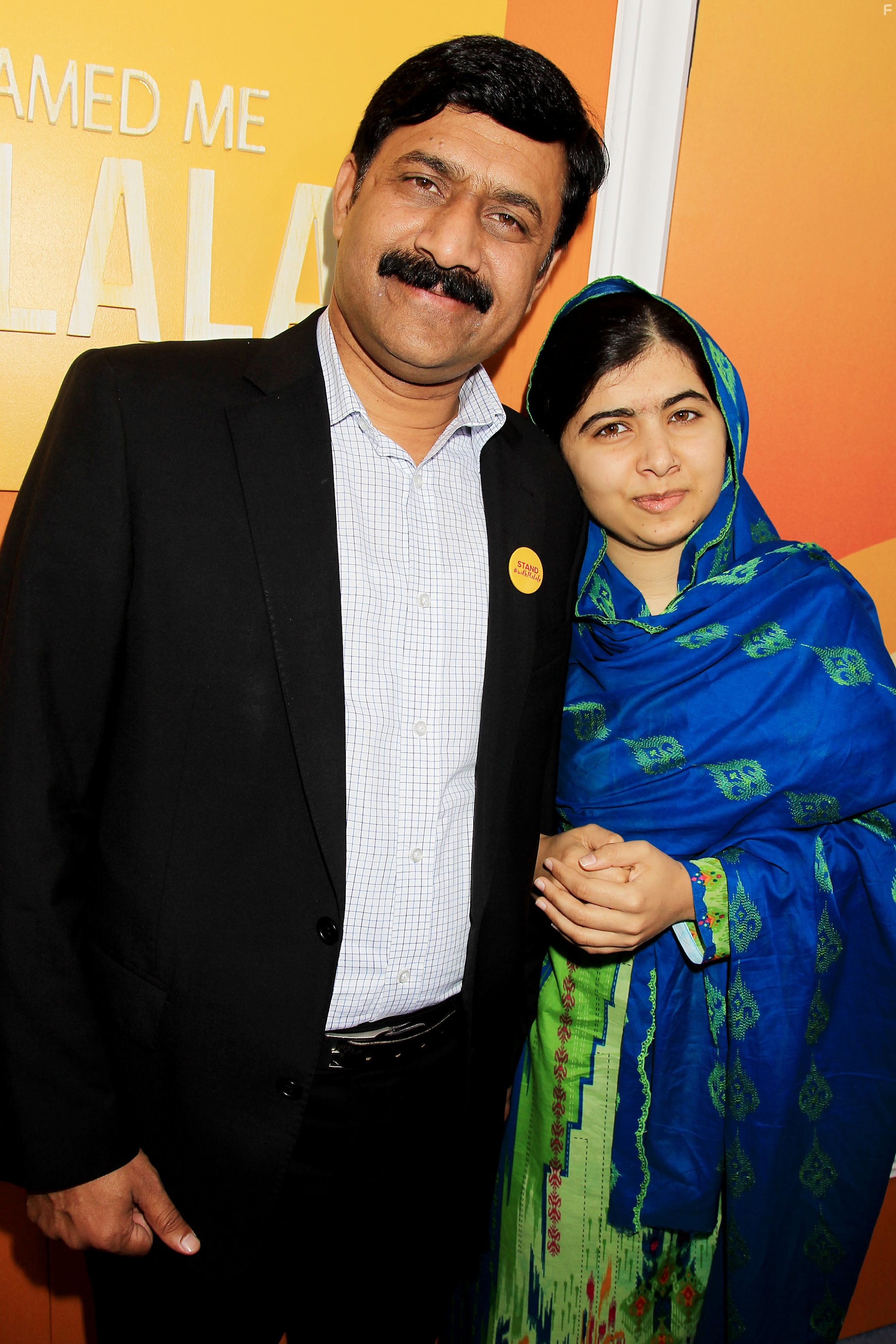 Malala Yousafzai and Ziauddin Yousafzai in Он назвал меня Малала (2015)