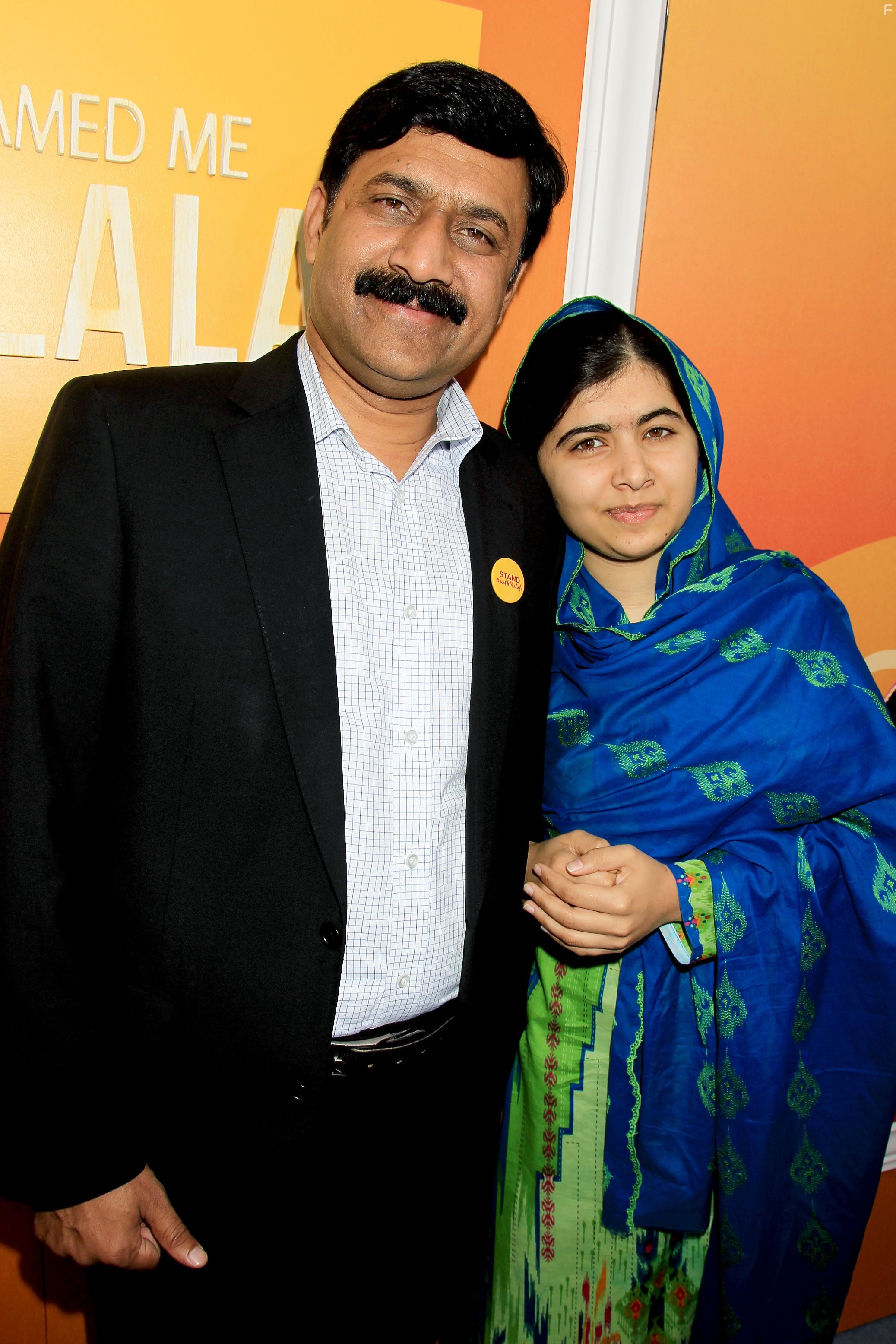 Malala Yousafzai and Ziauddin Yousafzai in Он назвал меня Малала (2015)
