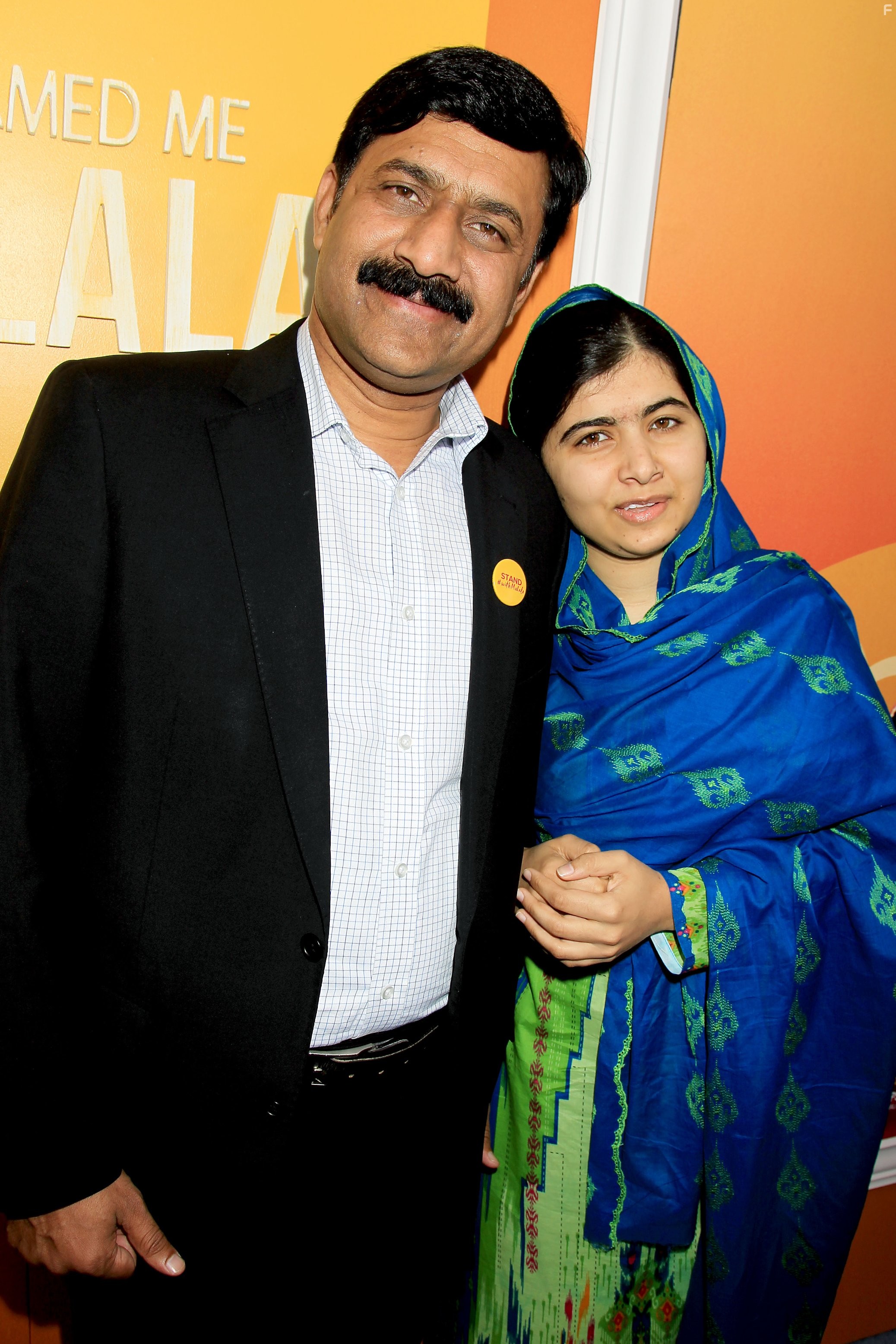 Malala Yousafzai and Ziauddin Yousafzai in Он назвал меня Малала (2015)